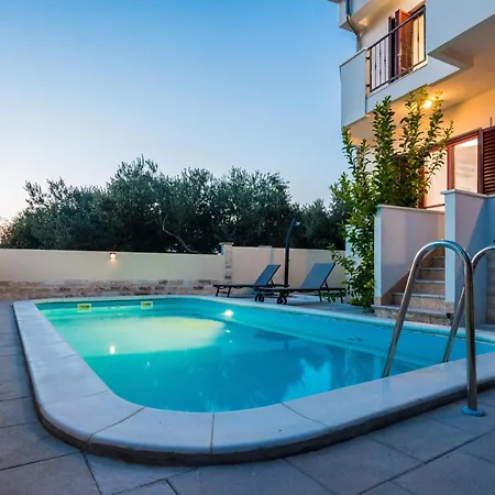 Family Friendly House With A Swimming Pool Sveti Filip I Jakov, Biograd - 15775 بيت للعطل *